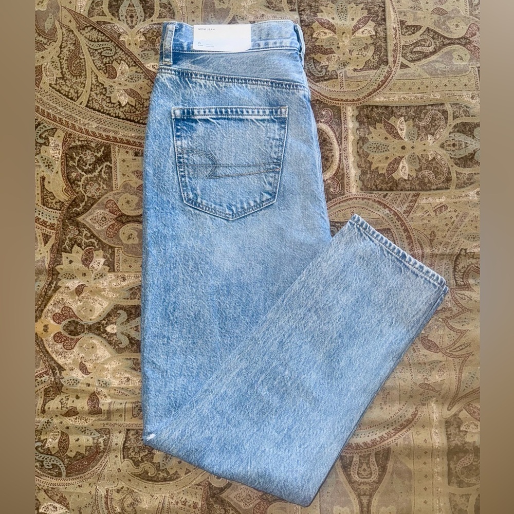 American Eagle mom jeans, size:6 (28 W), light blue